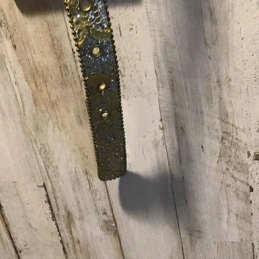 Belt beautiful, golden silver pattern, small 28 inch made in the USA